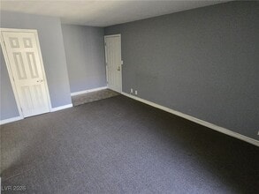 5060 Indian River Dr in Las Vegas, NV - Foto de edificio - Building Photo