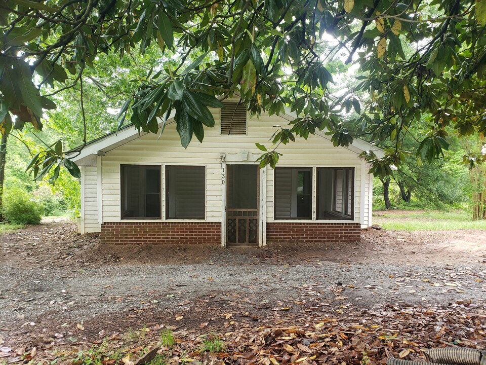 130 White Horse Road Ext in Travelers Rest, SC - Foto de edificio