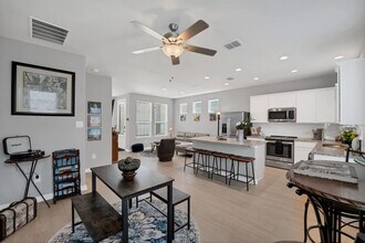 2147 Hofstaat in New Braunfels, TX - Foto de edificio - Building Photo