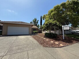 1011 Ventana Dr in Windsor, CA - Building Photo