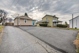 4726 Main St in Hokendauqua, PA - Building Photo - Building Photo