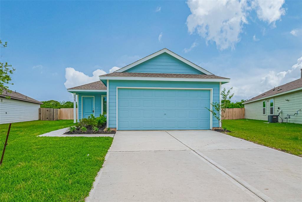 239 Lisa Marie Dr in Angleton, TX - Foto de edificio