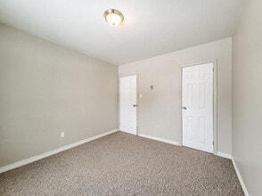 Wellington Court in Fergus, ON - Building Photo - Building Photo