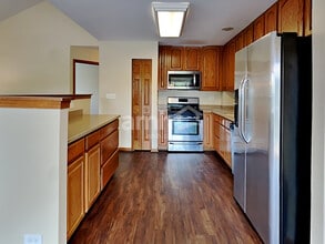 617 Lincoln Station Dr in Oswego, IL - Foto de edificio - Building Photo