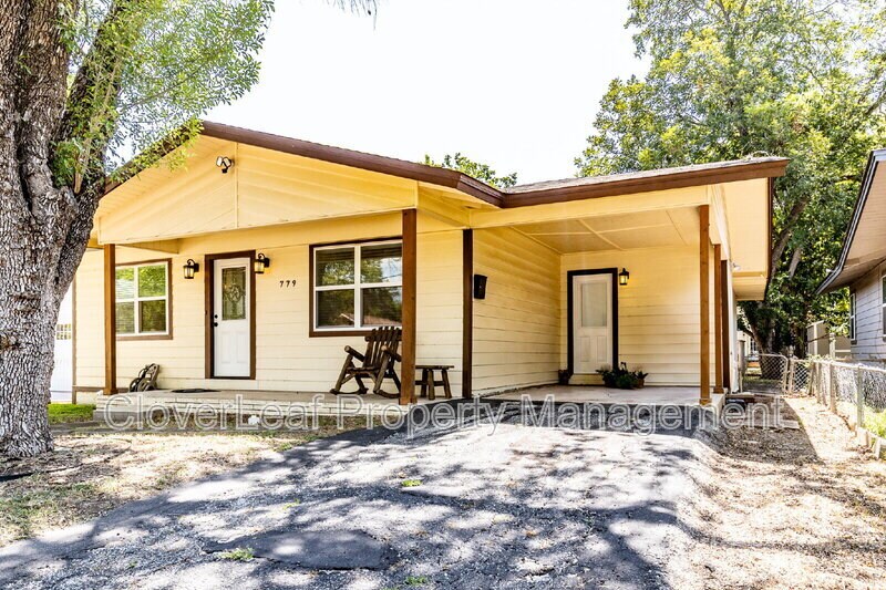 779 W Coll St in New Braunfels, TX - Building Photo