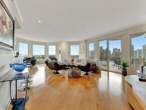 555 5th Ave NE in St. Petersburg, FL - Building Photo - Building Photo