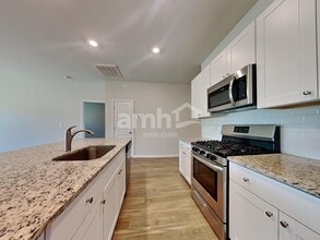 306 Squire Pope Rd in Hilton Head Island, SC - Foto de edificio - Building Photo