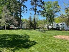 1700 N Elm St, Unit K4 in Greensboro, NC - Foto de edificio - Building Photo