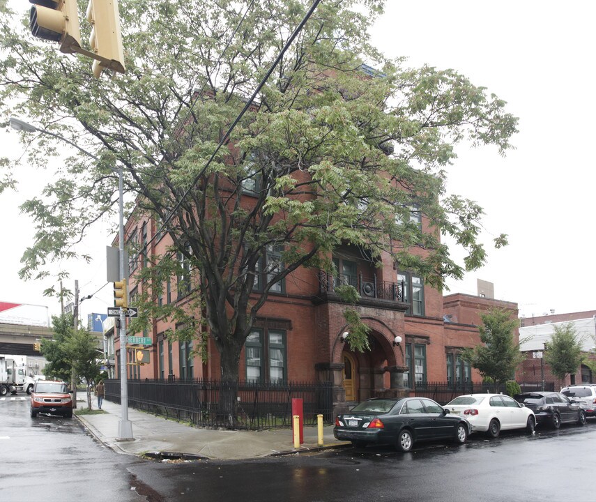 43 Herbert St in Brooklyn, NY - Building Photo
