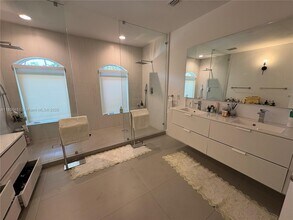323 Caribbean Rd in Key Biscayne, FL - Building Photo - Building Photo