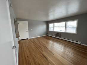 1827 N 43rd Ave, Unit 10 in Stone Park, IL - Foto de edificio - Building Photo