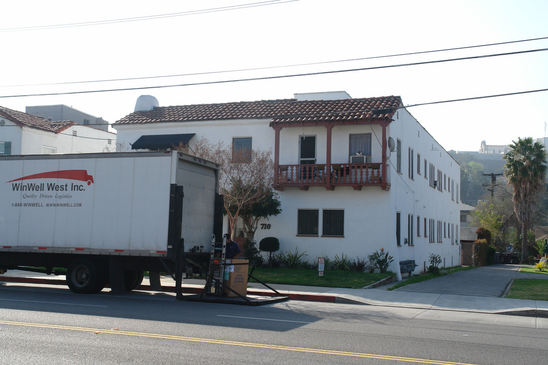 710-712 E Chevy Chase Dr in Glendale, CA - Foto de edificio