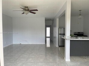 455 Golden Isles Dr in Hallandale Beach, FL - Building Photo - Building Photo