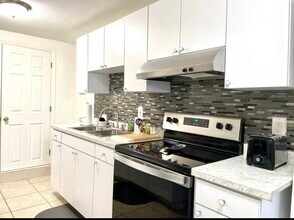 2575 S Himes Ave, Unit A Downstairs in Tampa, FL - Building Photo - Building Photo