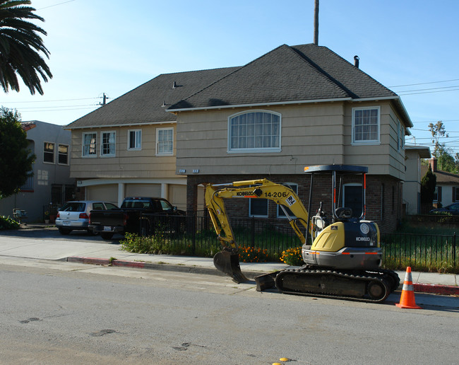 855 Rollins Rd in Burlingame, CA - Building Photo - Building Photo