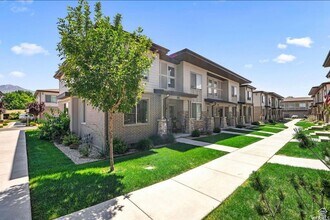 12706 Roll Save Ln in Riverton, UT - Foto de edificio - Building Photo