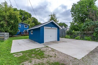 1006 Walnut St in Grand Forks, ND - Building Photo - Building Photo