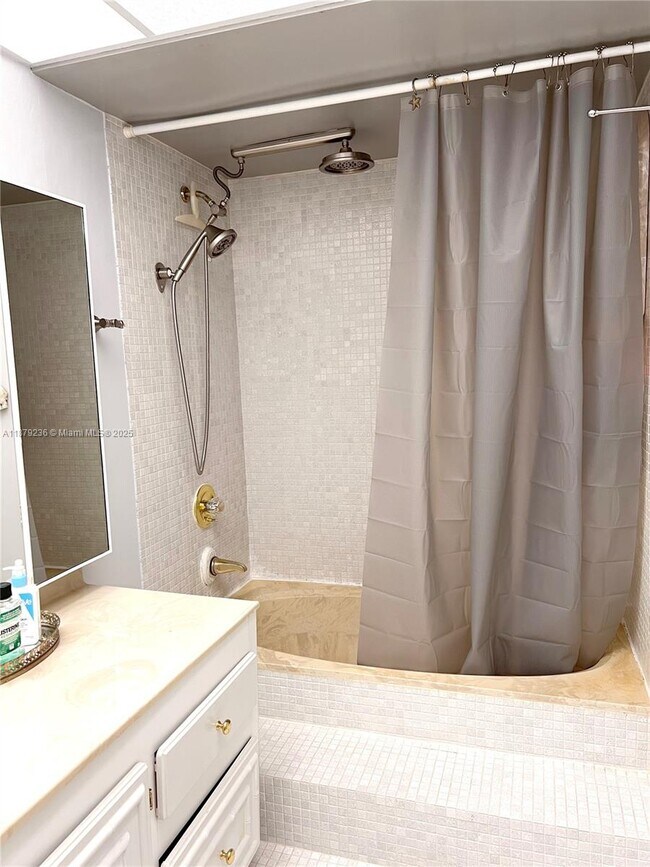 16300 Golf Club Rd in Weston, FL - Building Photo - Building Photo
