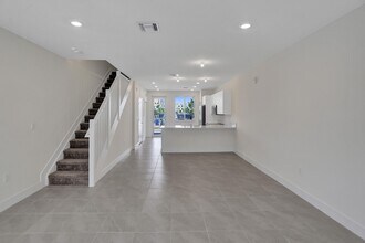 10300 NW 66th St in Doral, FL - Building Photo - Building Photo