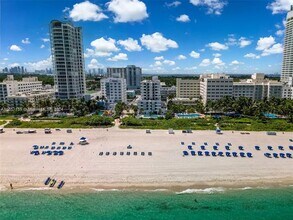 4301 Collins Ave, Unit 605 in Miami, FL - Foto de edificio - Building Photo