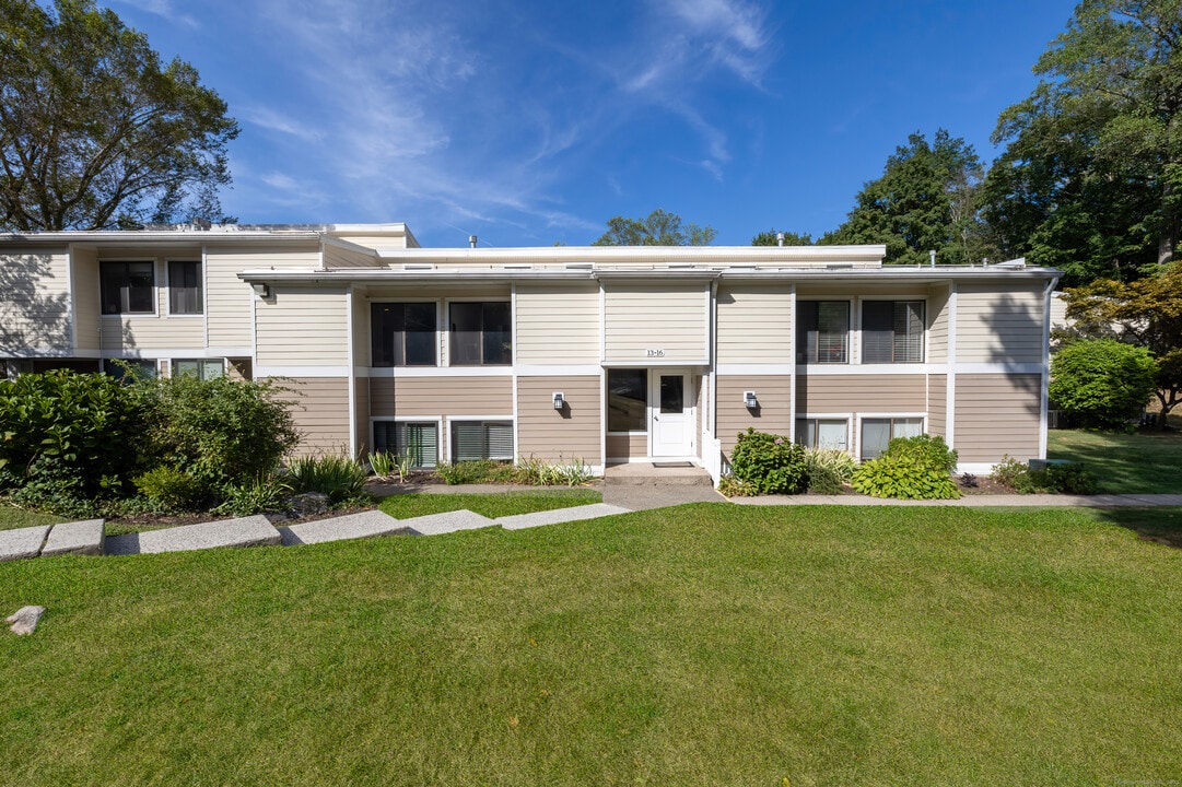 15 Keeler Close in Ridgefield, CT - Building Photo