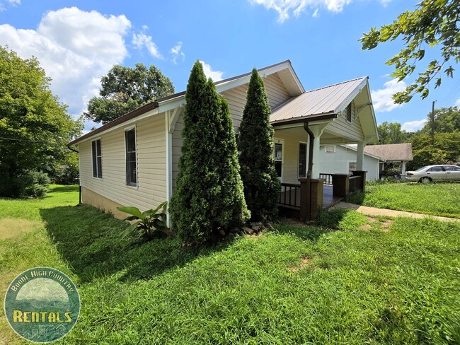 228 Brookdale Pl NW in Lenoir, NC - Building Photo - Building Photo