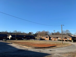 South Point Apartments in Forest City, NC - Foto de edificio - Building Photo