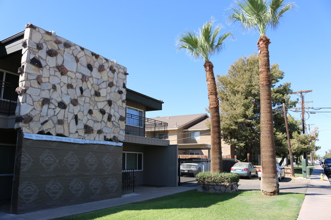 Coco Palms Apartments in El Centro, CA - Building Photo - Building Photo