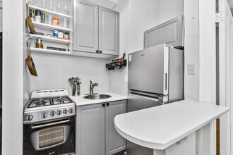 604 W Addison St, Unit B4 in Chicago, IL - Building Photo - Building Photo