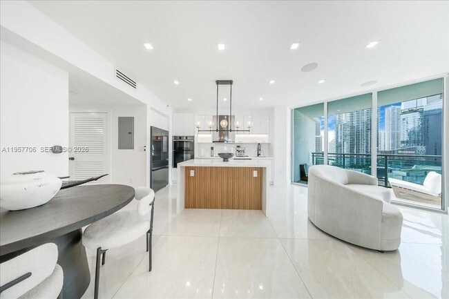 350 S Miami Ave in Miami, FL - Building Photo - Building Photo