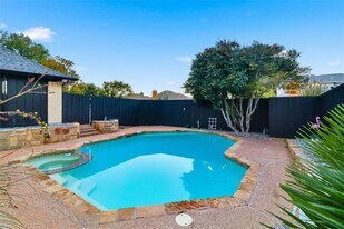 2722 Stoneridge Dr in Garland, TX - Building Photo