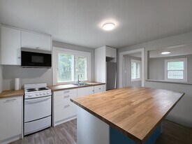 12060 10th Ave S in Burien, WA - Building Photo