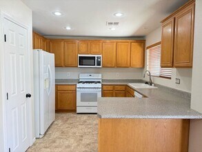 379 Silverado Pines Ave in Las Vegas, NV - Building Photo - Building Photo