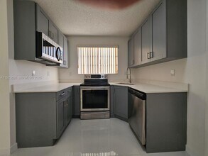 325 NW 72nd Ave-Unit -301 in Miami, FL - Building Photo - Building Photo