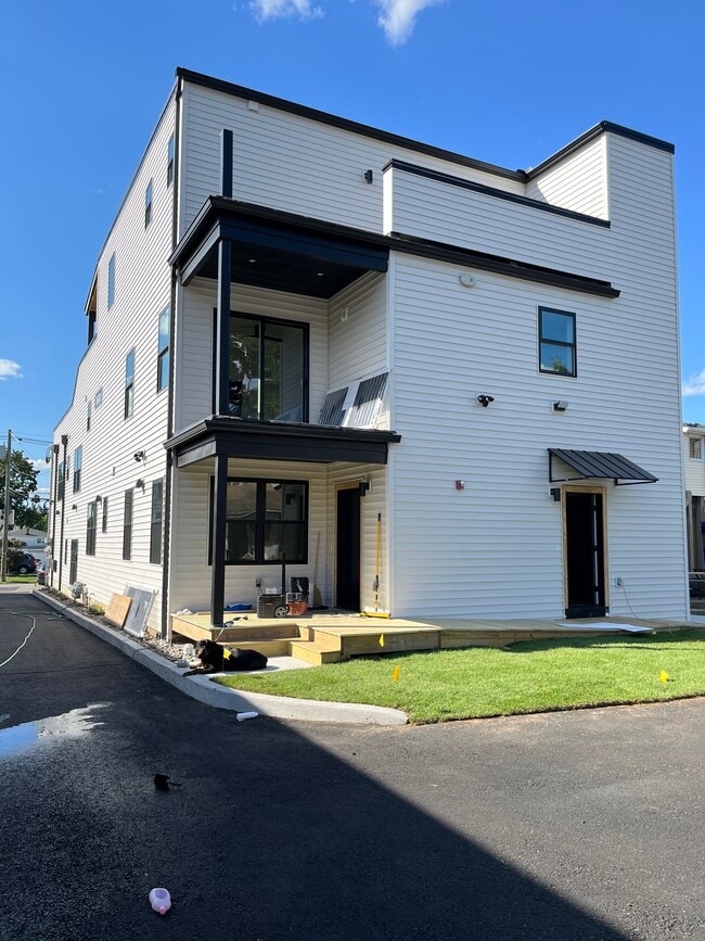 118 Stuyvesant Ave, Unit Unit 3 in Lyndhurst, NJ - Building Photo - Building Photo