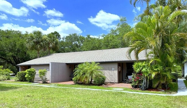 3543 Longmeadow in Sarasota, FL - Foto de edificio - Building Photo
