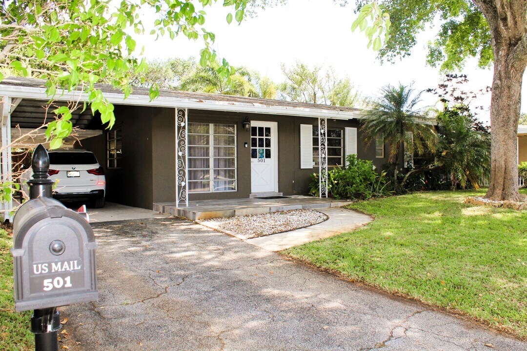 501 NW 28th Ct in Wilton Manors, FL - Foto de edificio