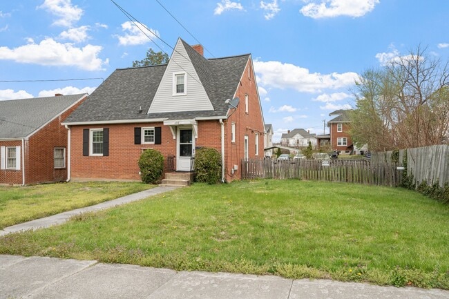 208 E Cleveland Ave in Vinton, VA - Building Photo - Building Photo