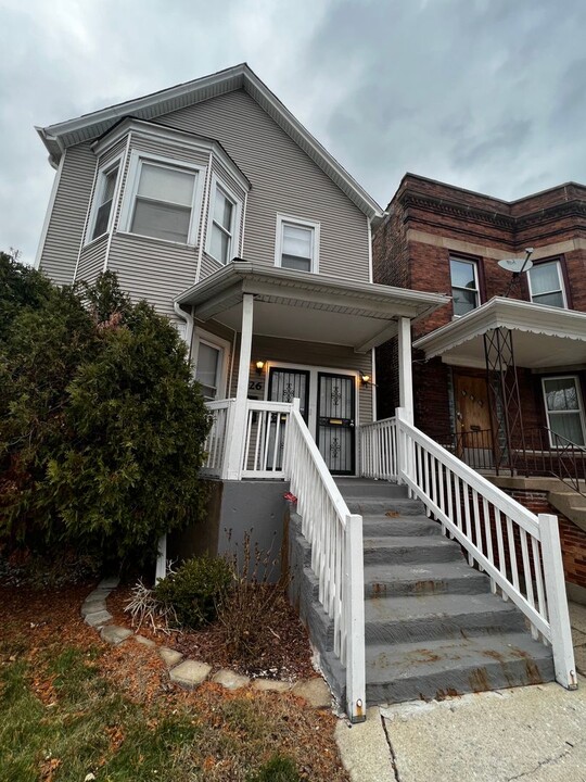 3026 E 80th St in Chicago, IL - Building Photo