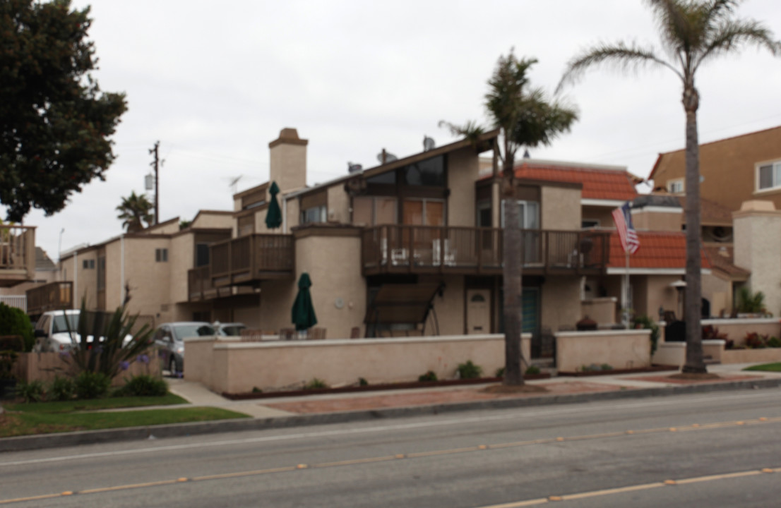 217 17th St in Huntington Beach, CA - Building Photo