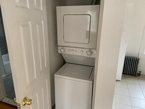 24 Dunreath St, Unit 2 in Boston, MA - Foto de edificio - Building Photo