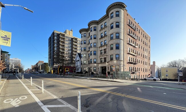 884-888 Massachusetts Ave in Cambridge, MA - Building Photo - Building Photo