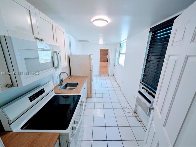 1825 Harding St, Unit 5 in Hollywood, FL - Building Photo - Building Photo