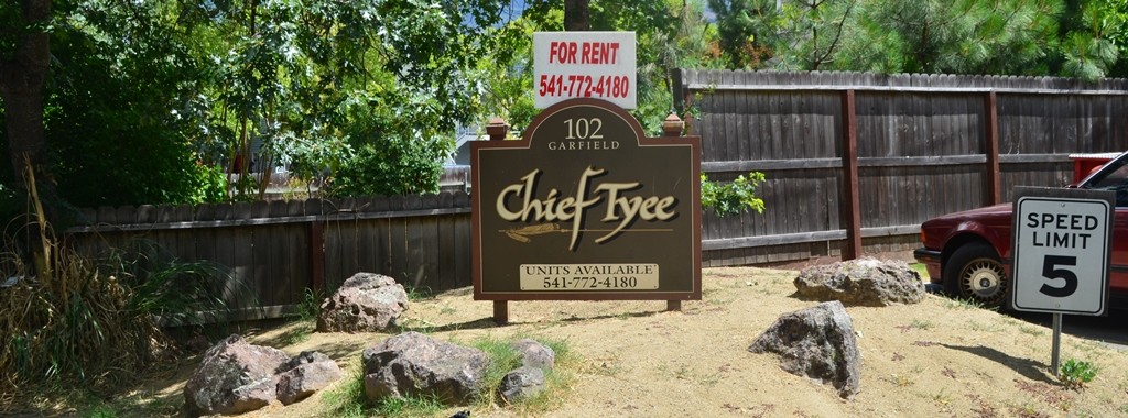 Chief Tyee Apartments in Ashland, OR - Foto de edificio