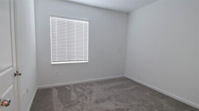 323 Nine Iron Dr in Davenport, FL - Foto de edificio - Building Photo