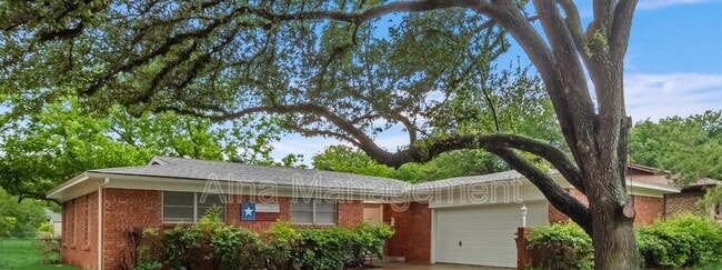 805 N Douglas Ave in Cleburne, TX - Building Photo - Building Photo