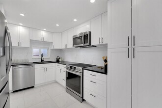 8911 S Hollybrook Blvd in Pembroke Pines, FL - Building Photo - Building Photo