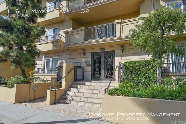 11911 Mayfield Ave in Los Angeles, CA - Building Photo - Building Photo