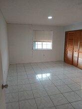 3254 W 70th St, Unit 202 A in Hialeah, FL - Foto de edificio - Building Photo