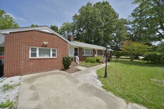 2505 Seaford Rd in Seaford, VA - Building Photo - Building Photo